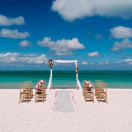 Courtyard By Marriott Nassau Downtown/Junkanoo Beach Esterno foto