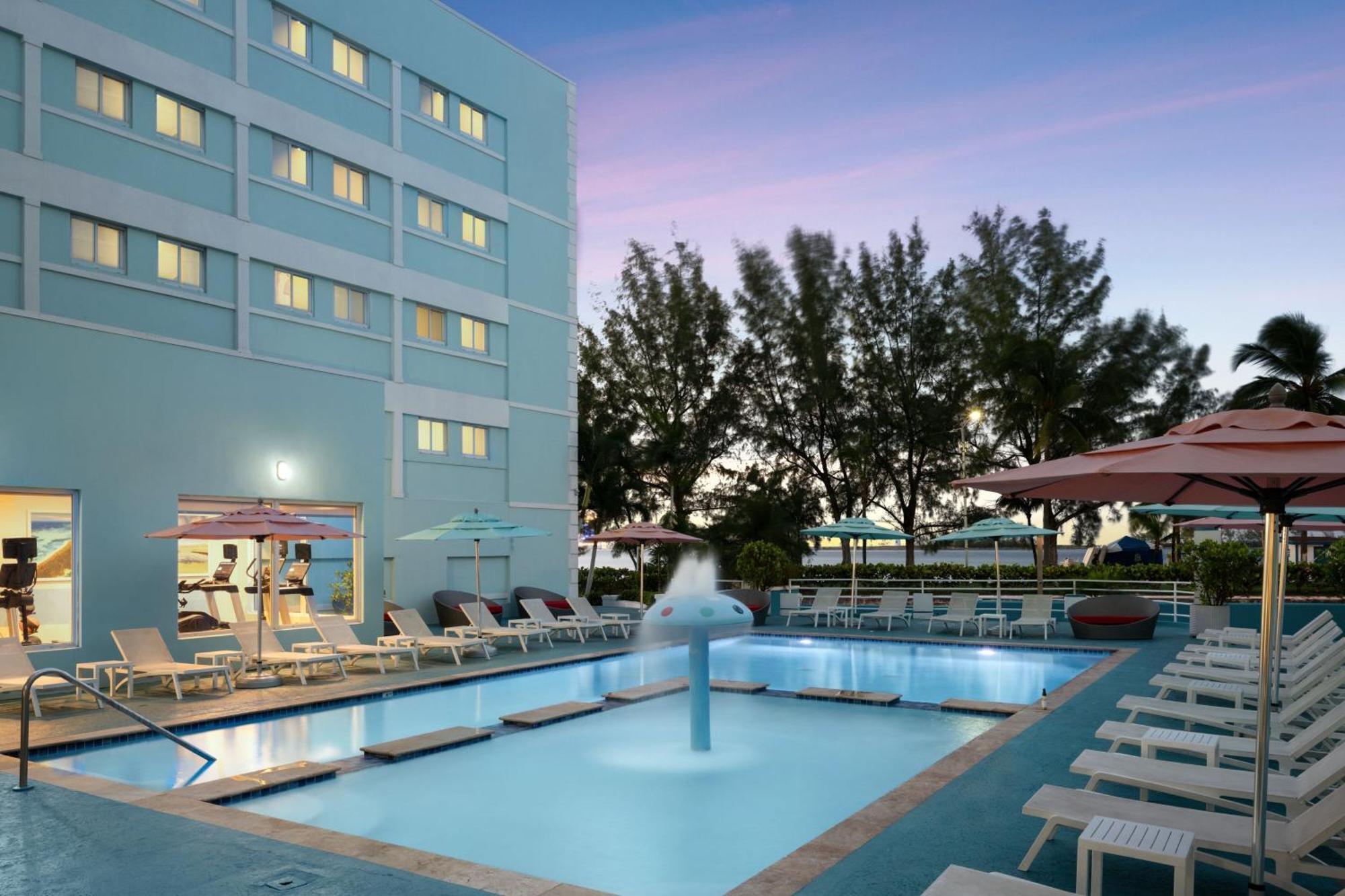 Courtyard By Marriott Nassau Downtown/Junkanoo Beach Esterno foto