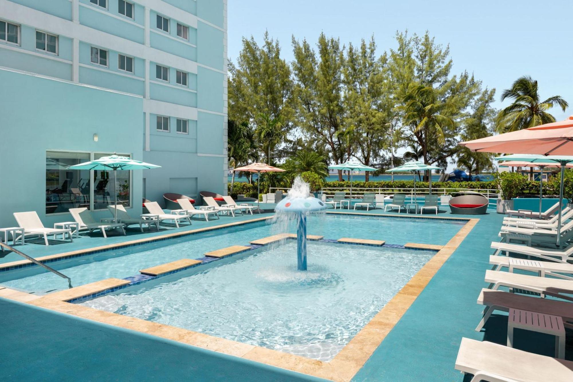 Courtyard By Marriott Nassau Downtown/Junkanoo Beach Esterno foto