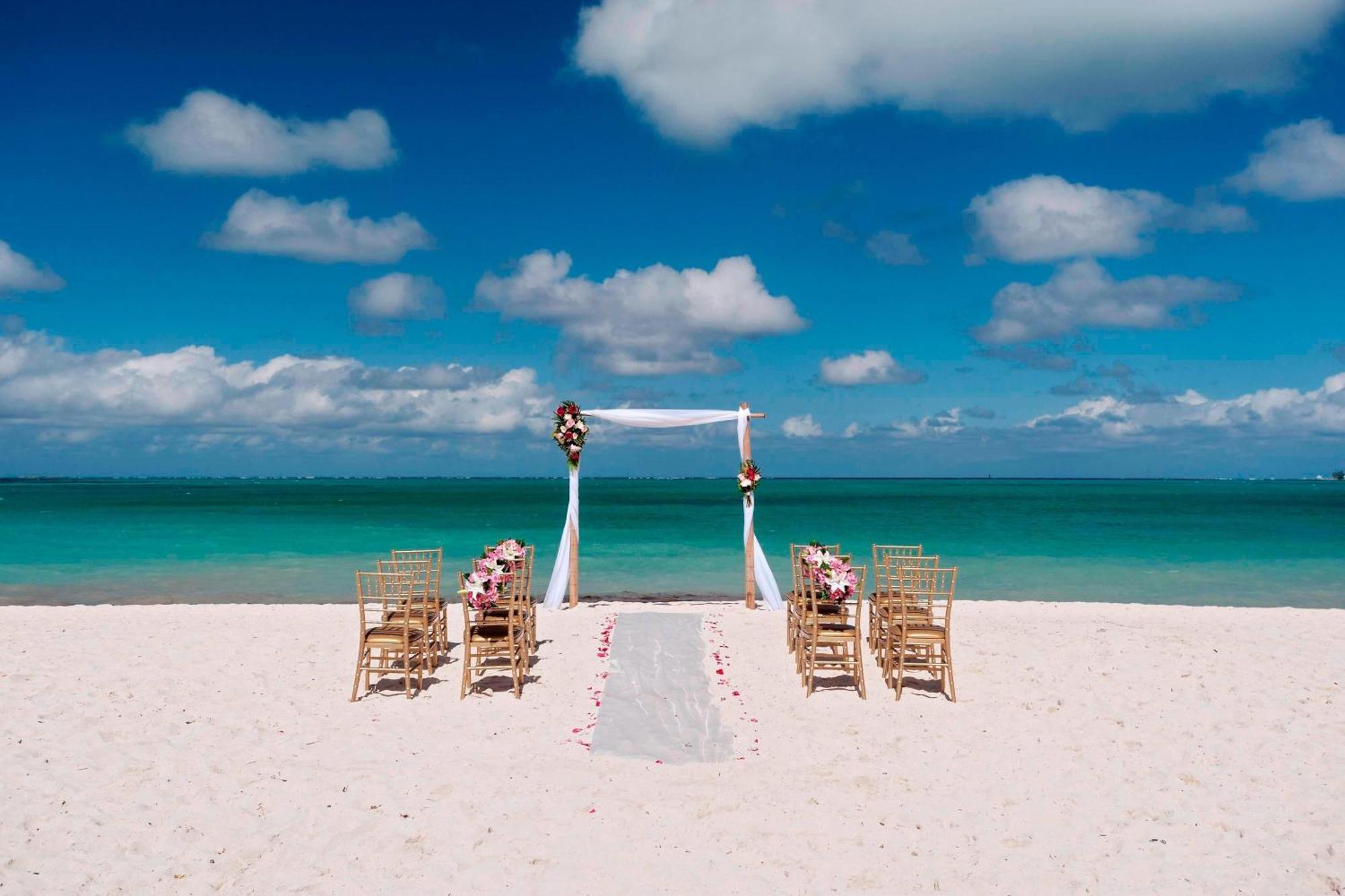 Courtyard By Marriott Nassau Downtown/Junkanoo Beach Esterno foto